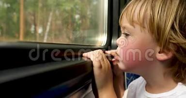 孩子坐火车